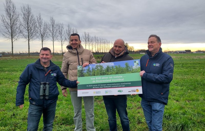 Directeur agrarisch Hermen Vreugdenhil van Collectief Rivierenland (links) en andere ketenpartners met het bord van de vezelhennepdeal.