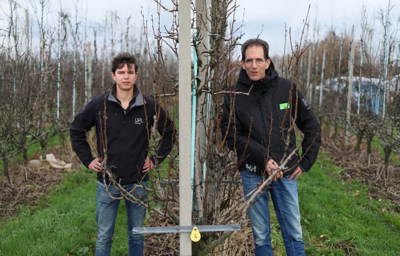 Aryan van Toorn (rechts) van de CAF en Dirk van Tienen van UPL. De Centrale Adviesdienst Fruitteelt (CAF) heeft veel kennis opgebouwd over IODUS.