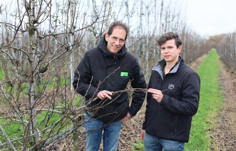 Aryan van Toorn (links) van de CAF en Dirk van Tienen van UPL. De Centrale Adviesdienst Fruitteelt (CAF) heeft veel kennis opgebouwd over IODUS.
