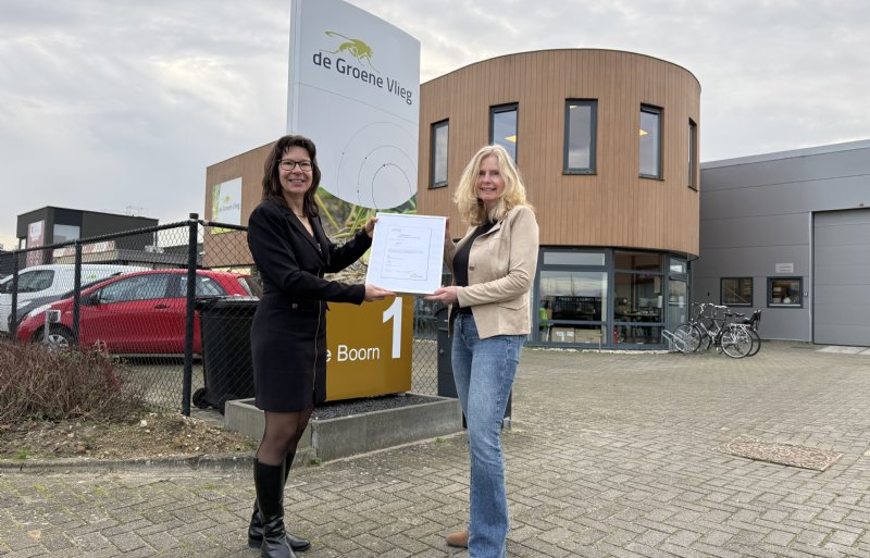 Gea Bakker en Janny Peltjes (HLB) met het SIT-certificaat voor de kweeklocatie van De Groene Vlieg in Dronten.