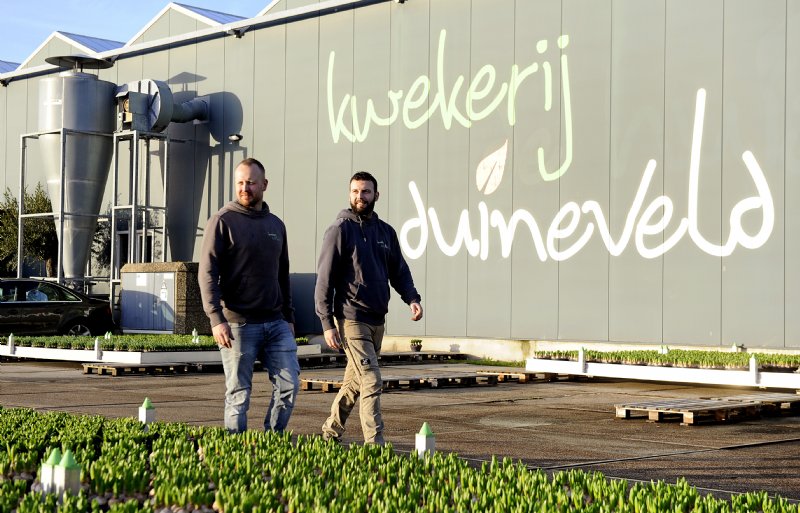 Kevin en Cas Duineveld bekijken klaarstaande partijen.