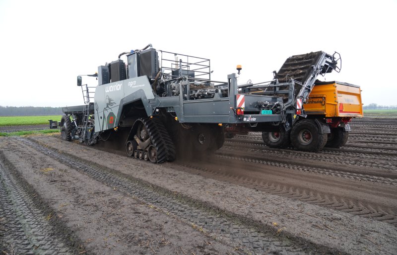 De eerste versie van de Agra Warrior-rooier staat op Zuidberg-rupsen, met een stuuruitslag van 16 graden.
