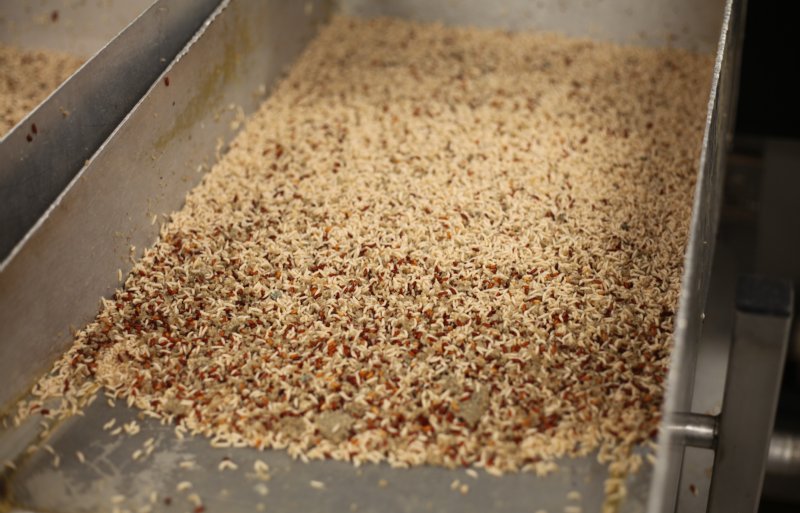 Poppen en larven uitzeven.