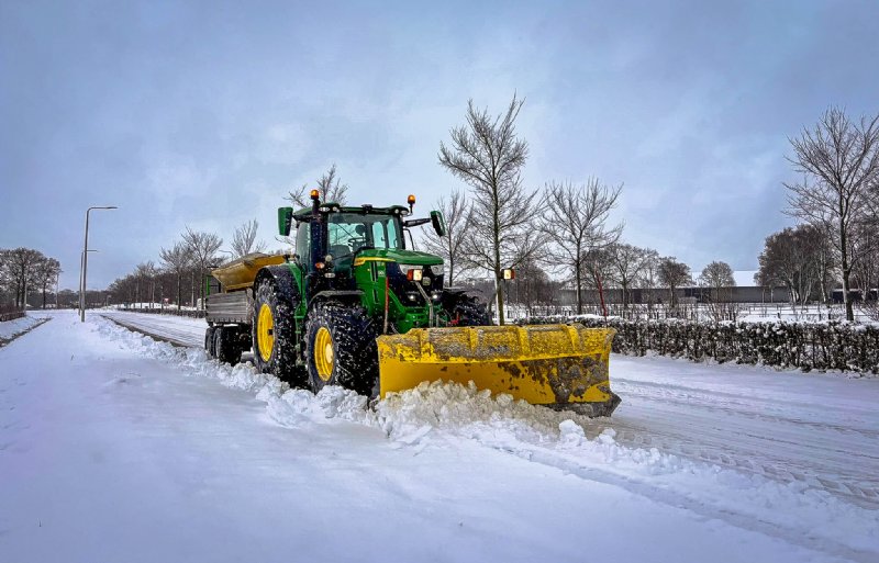 Twan van de Camp zette deze trekker op de foto die sneeuw schuift en zout erachteraan strooit.