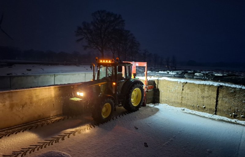 Twan Bennink maakte deze sfeervolle foto van kuilvoer laden in het donker.