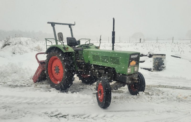Niet alleen kinderen, ook een oude Fendt kan prima van de sneeuw genieten.