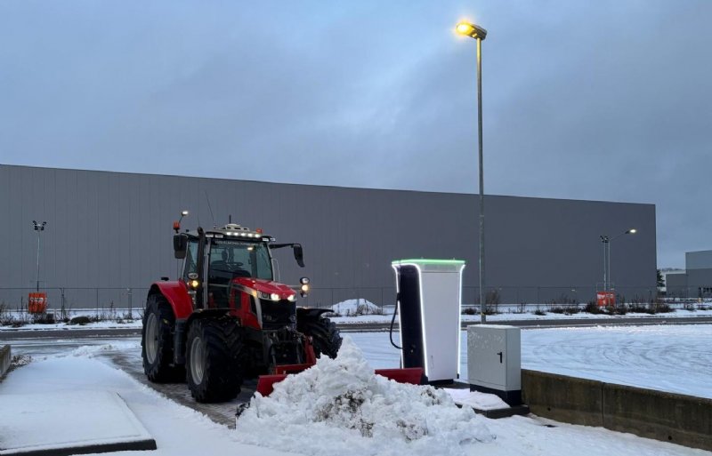 Een trekker van loonbedrijf Van Helmond uit het Noord-Brabantse Ommel schuift sneeuw.