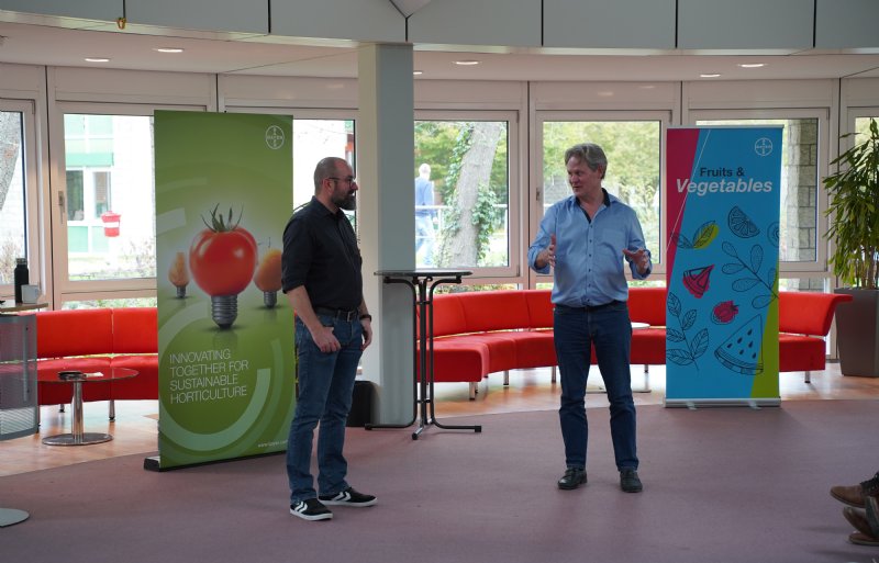 Christoph Braun (links) en Albert Schirring van Bayer geven samen uitleg over de laatste ontwikkelingen en inzichten op het gebied van aaltjes. 'Om aaltjes de baas te blijven moeten we samen leren en is kennisuitwisseling – van teler tot onderzoeker – van cruciaal belang', vindt Schirring.