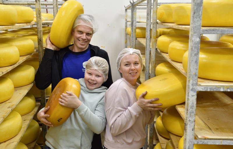 Joost en Yvonne van Dieijen met hun zoon Laurens. De melkveehouders verkazen al hun melk zelf.
