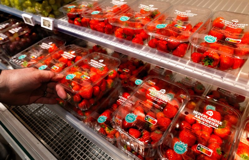 Albert Heijn meldt een forse omzetstijging van aardbeien.
