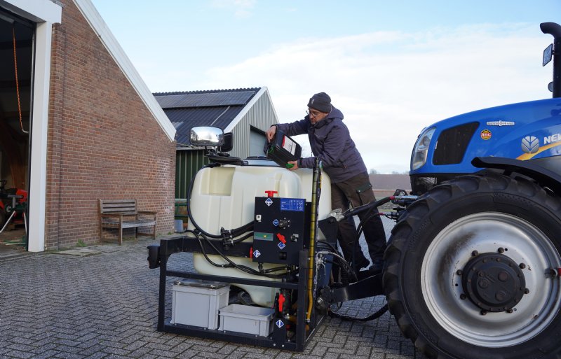 De EcoRobotix ARA-spotsprayer staat vorstvrij in de schuur, maar voor alle zekerheid giet Mantingh toch wat antivries in de tanks.