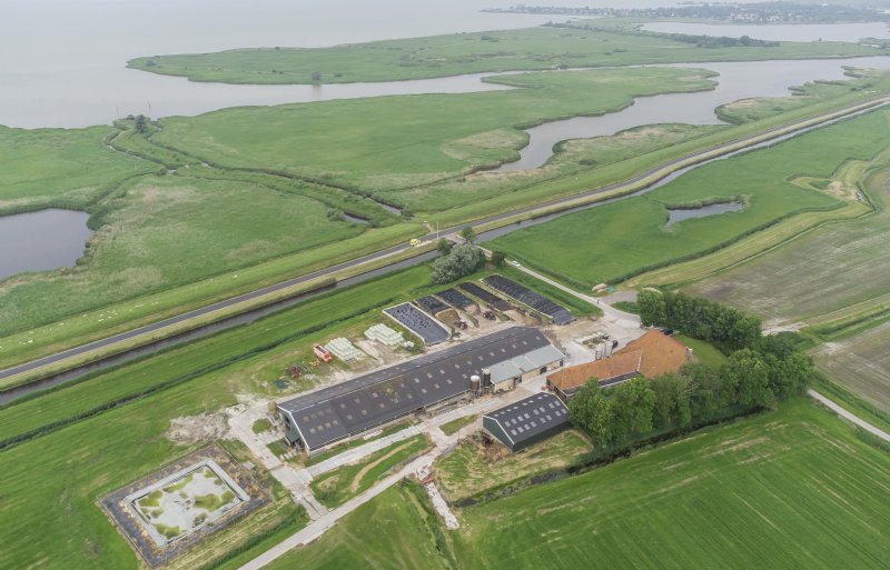 Het bedrijf van melkveehouder Sjoerd Reitsma ligt tegen de Friese IJsselmeerkust aan