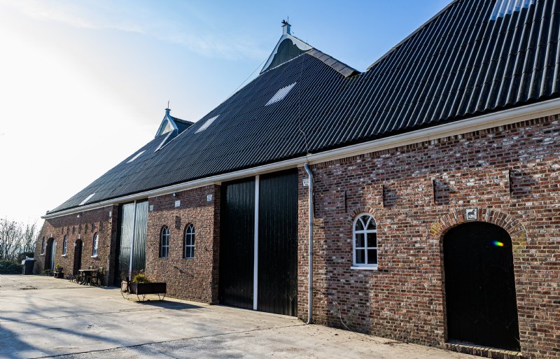 De karakteristieke voorgevel van boerderij Lutjebosch, met daarop de namen van de eerdere generaties.