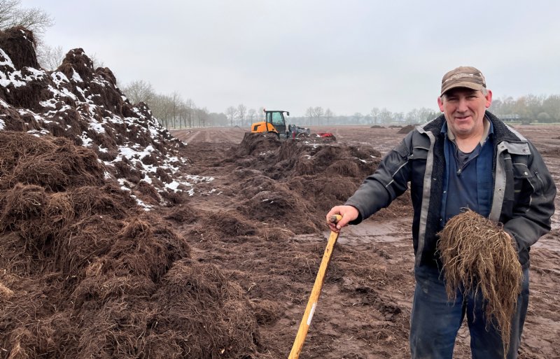 Akkerbouwer Christ Ermers toont een kluit met valeriaanwortels bij de slinkende bult.