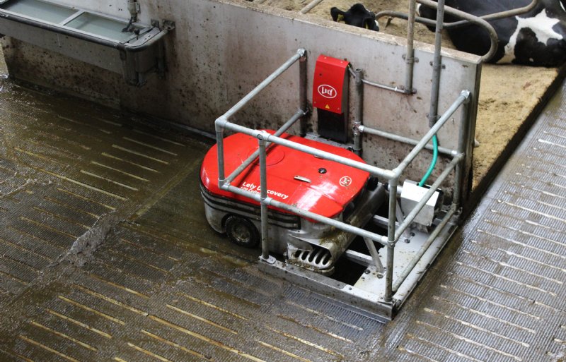 De robot kan 300 liter mest opzuigen en afstorten binnen 20 minuten. De afstort is ongeveer 1,20 meter breed en 30 centimeter diep.