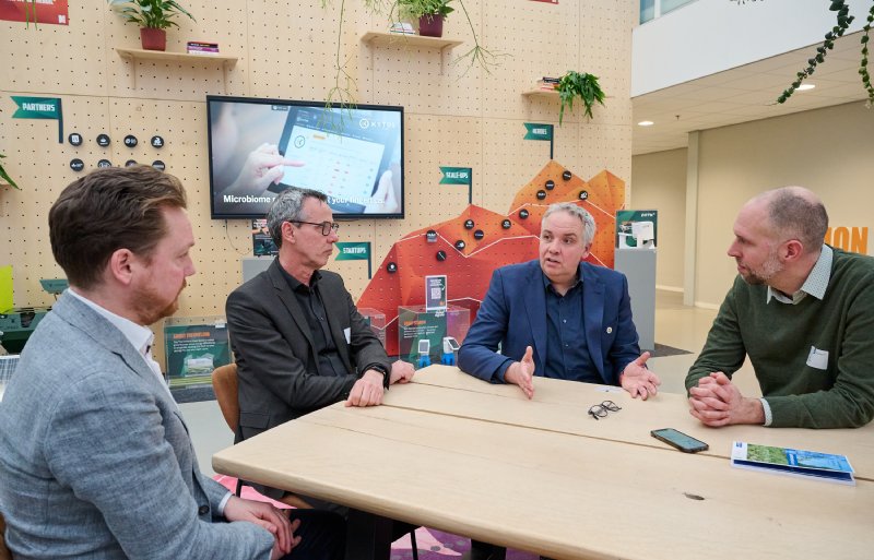 V.l.n.r.: Michiel Ytsma van AgroforestryBlueprint, Eric Poot van Delphy, Edwin Lambregts van Experimenteerlocatie Glastuinbouw en Evert Prins van het Louis Bolk Instituut.