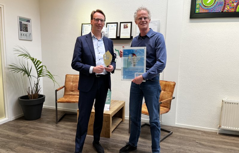Lucas van 't Hof van Easyfairs reikt de RMV Innovatie Award uit aan Wilko Dubbink van Farmula (rechts).