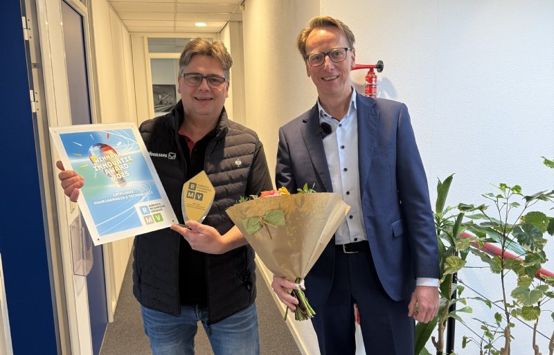 Lucas van 't Hof overhandigt de RMV Innovatie Award aan Geerten ten Katen van Vogelsang (links).