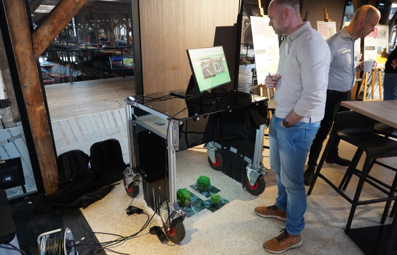 Deze robot van Hogeschool Inholland kan de grootte van broccoli meten, om het groeiproces en oogstmoment te bepalen.