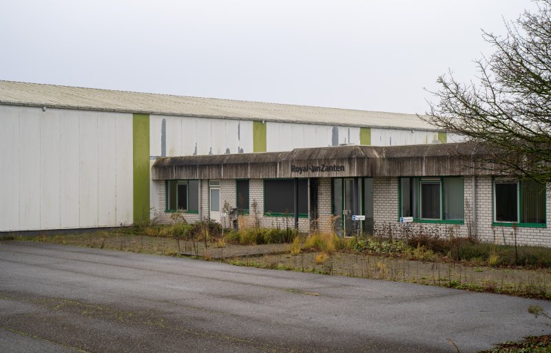 Het leegstaande bedrijfspand van Royal Van Zanten in het tuinbouwgebied Valkenburg.