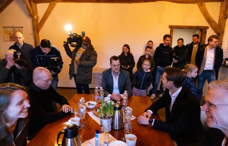 Na de rondleiding zat Van Essen ook om de tafel met LTO Nederland-voorzitter Ger Koopmans, NAJK-bestuurder Merel Straathof, Agractie-bestuurder Erik Luiten en Staatsbosbeheer-directeur Boudewijn Revis.