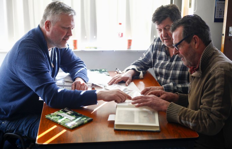 Herinneringen ophalen in de kantine van het loonbedrijf in Kamperland.