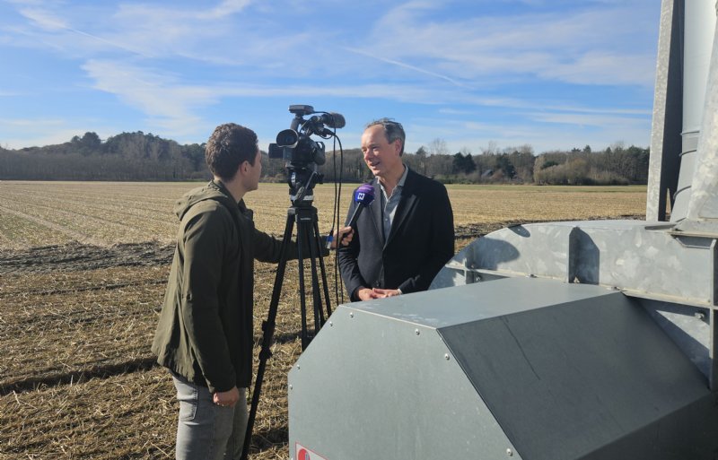 Wethouder Ernest Briët (PvdA) van gemeente Bergen vertelt enthousiast over de biologische bollenteelt.