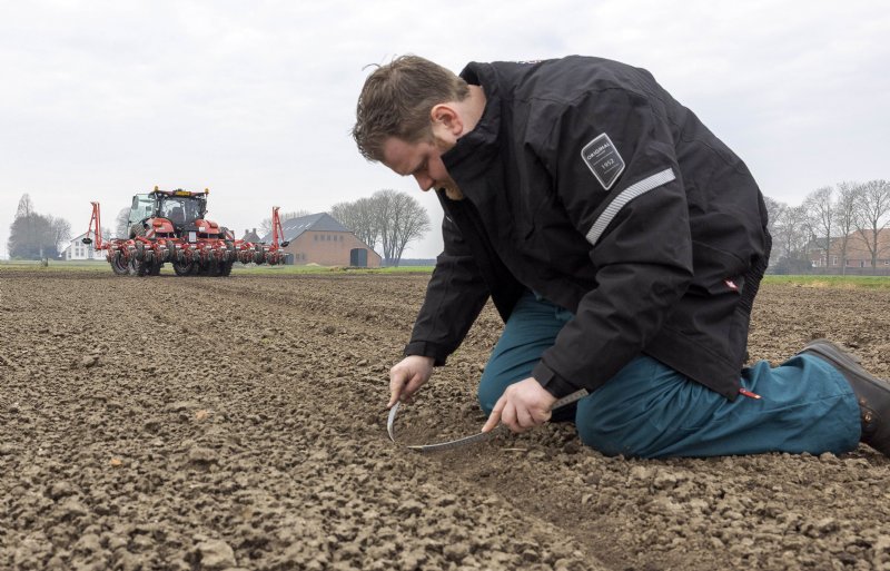 Edo Huisman laat 6 hectare suikerbieten zaaien door Peter Feunekes van loonbedrijf Feunekes.