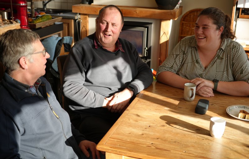 Vader en dochter Cammaert bespreken de resultaten met Dirk Peters van Farm Frites.