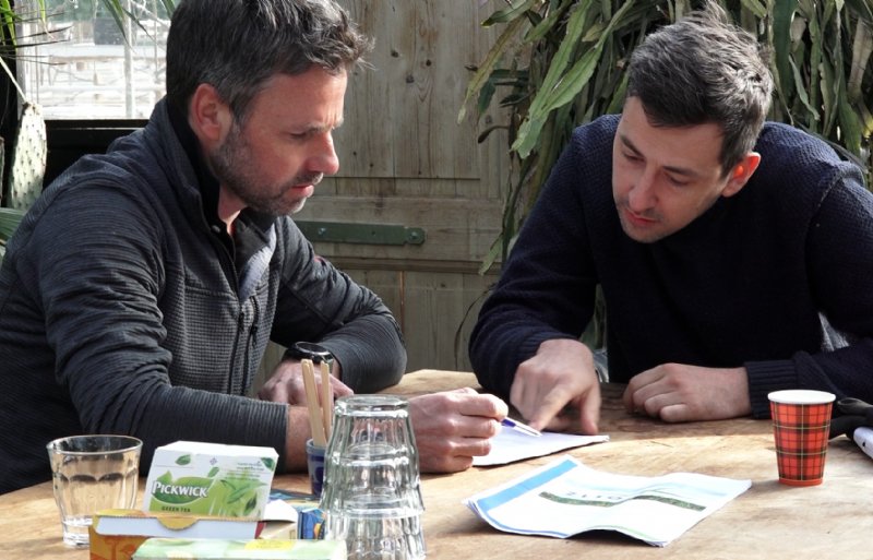 Kweker Marijn van der Linden en veehouder René de Brouwer