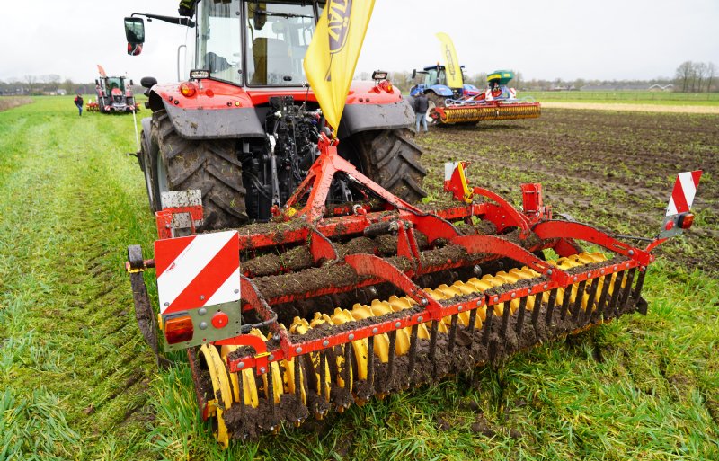 Niet alleen de schijven zijn rubber-geveerd. Ook het lager van de nalooprol is te voorzien van demping.
