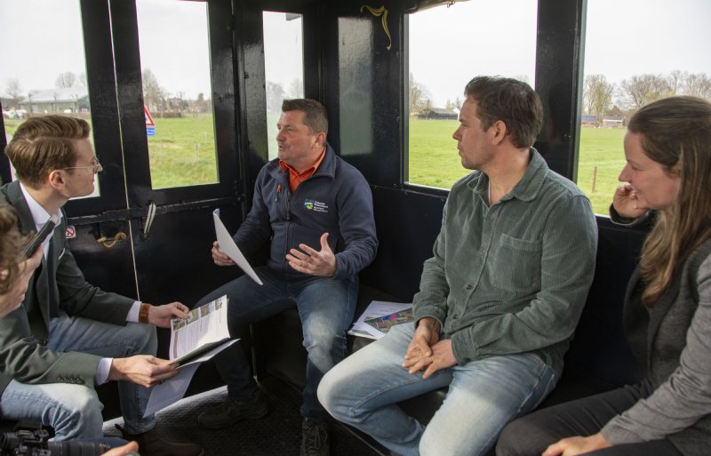 Landbouwminister Jaimi van Essen spreekt met directeur Hermen Vreugdenhil van Collectief Rivierenland, melkveehouder William Nillesen en voorzitter Marije Klever van BoerenNatuur.