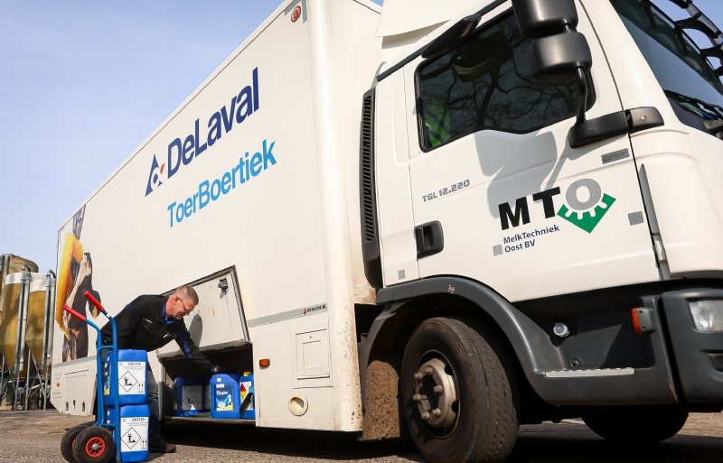 De steekwagen komt goed van pas bij het uitladen van reinigingsmiddel.
