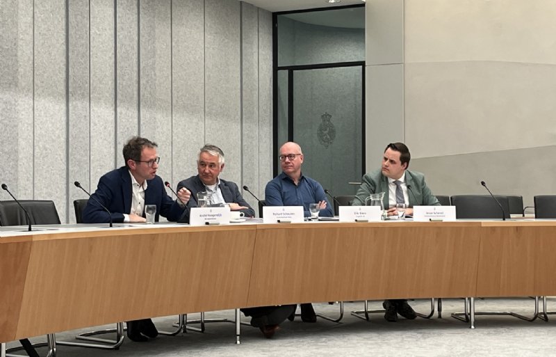 Vertegenwoordigers van Glastuinbouw Nederland, CropLife NL, GroentenFruit Huis en BO Akkerbouw tijdens het rondetafelgesprek in de Tweede Kamer.
