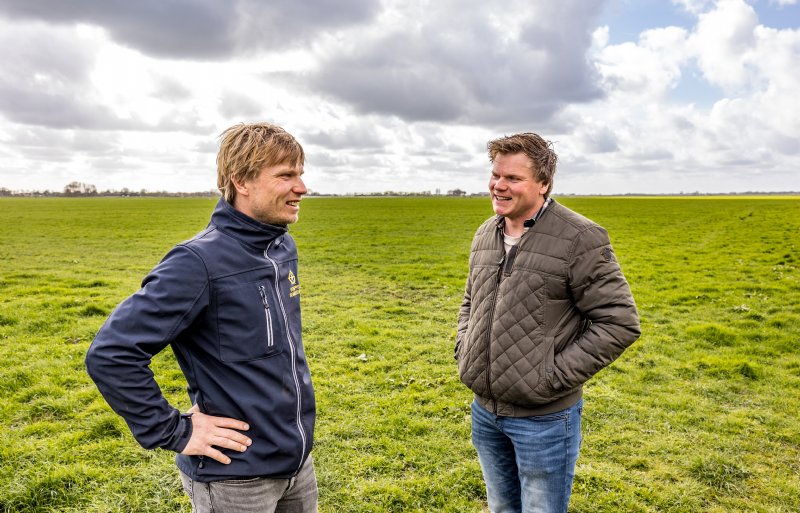 Broers Bart (links) en Pim Schipper, melkveehouders in Oostwoud.