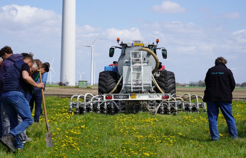 Met het afdekken van meststroken met een krijtsuspensie wordt steeds meer ervaring opgedaan.