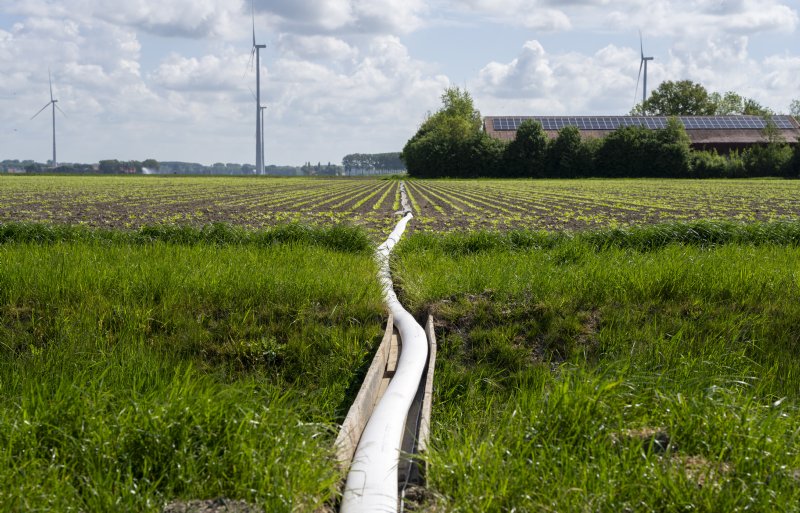 Aanvoer van water voor druppelirrigatie bij uienteler Piet-Jan van der Eijk in het Flevolandse Dronten.
