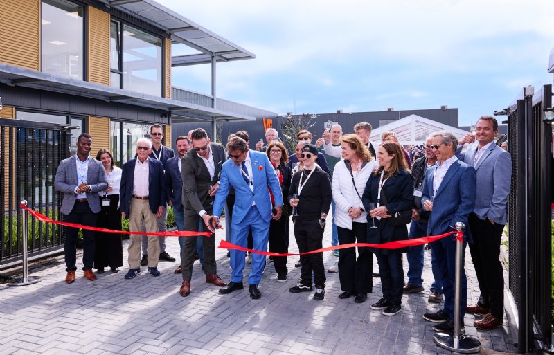 Village Farms CEO Michael DiGiglio (midden) investeerde 26 miljoen euro in zijn Nederlandse cannabiskwekerijen. Hij hoopt dat dit een start is voor een langdurige samenwerking met Nederland.
