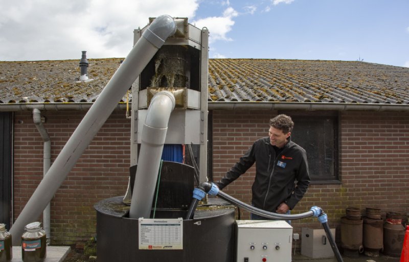 Kees de Groot bij het mestfiltratiesysteem van Smartdrip.