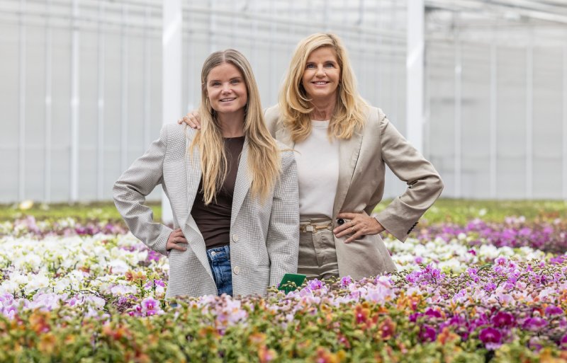 Julia (links) en Desiree Olsthoorn van orchideeënkwekerij OK Plant in Naaldwijk.