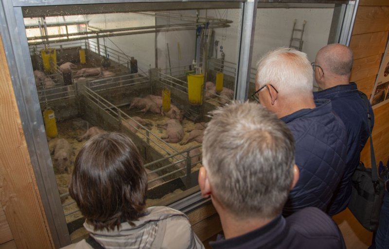Boeren bekijken de eerste Moving Floor in Nederland.