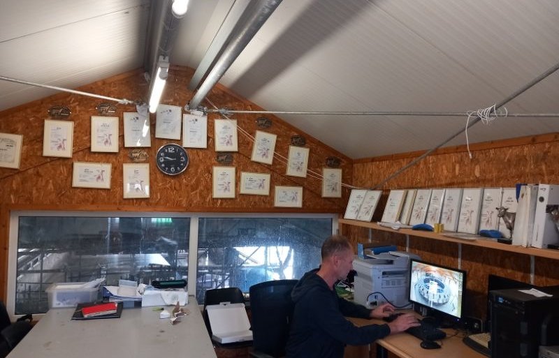 Aan de wand hangen diverse onderscheidingen
