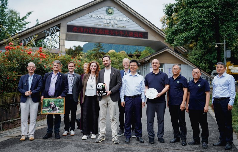 Staatssecretaris Silvio Erkens bezocht met een vertegenwoordiging van het ministerie van LVVN onder meer een onderzoekscentrum voor pandaberen in China.