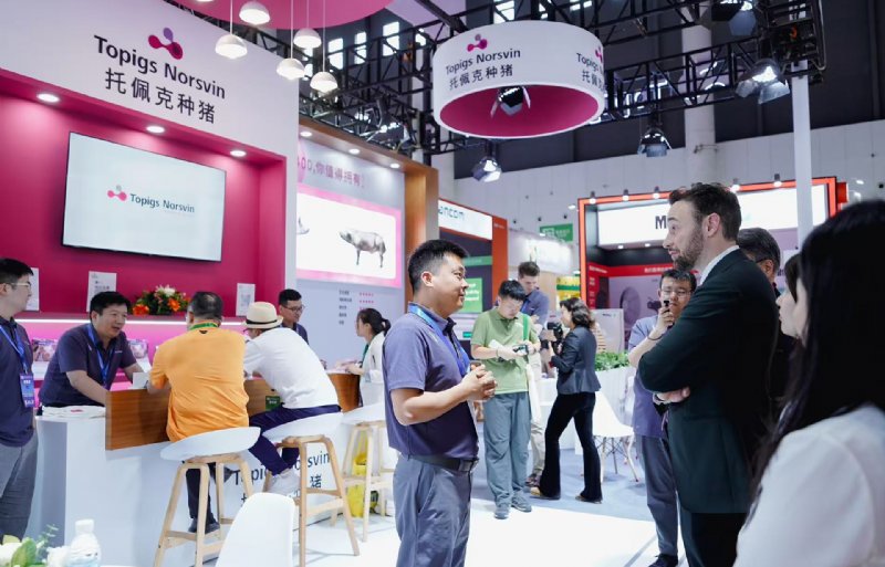 Staatssecretaris Silvio Erkens bezoekt een veehouderijbeurs in Chengdu in China.
