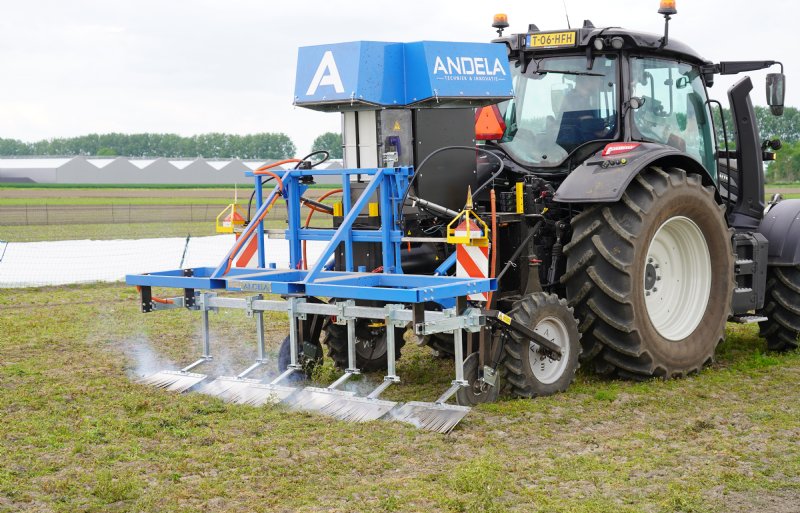 De Andela Elektro Weeder raakt het wortelpakket tot wel 15 centimeter diep.