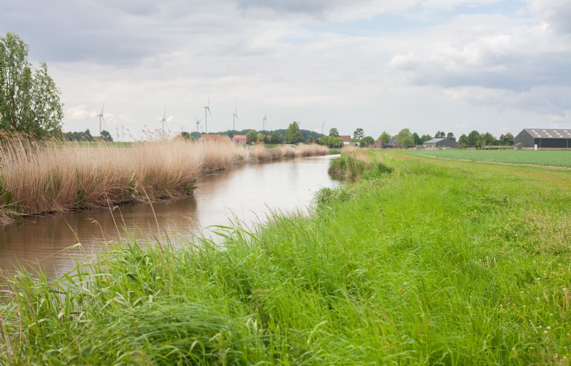 Akkerbouwer Anton Bartelen werkt aan het verbeteren van de waterkwaliteit op zijn familiebedrijf.
