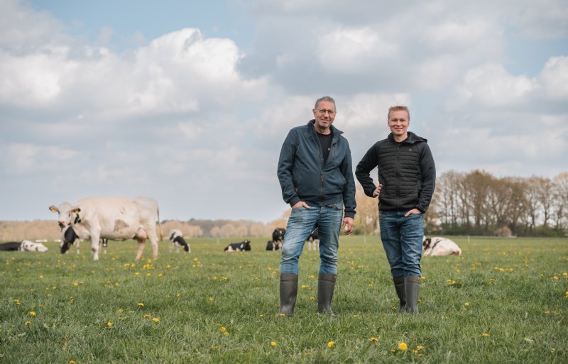 Bert Zandman en zoon Aad melken de 230 koeien met vier Lely-melkrobots.