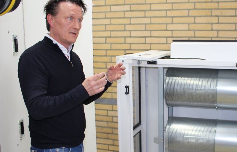 Vincent van Baaren van VFA Distribution legt de technologie voor luchtzuivering uit.
