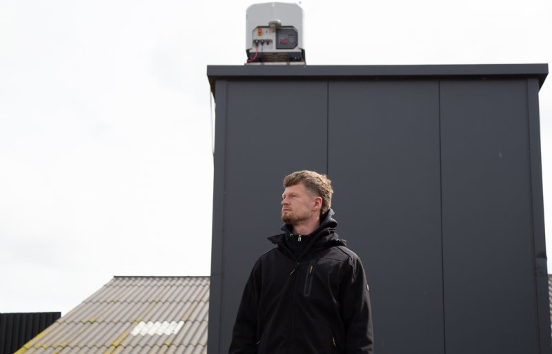 Douwe Twijnstra bij de dronegarage. De drone vouwt zich open als die gaat vliegen.