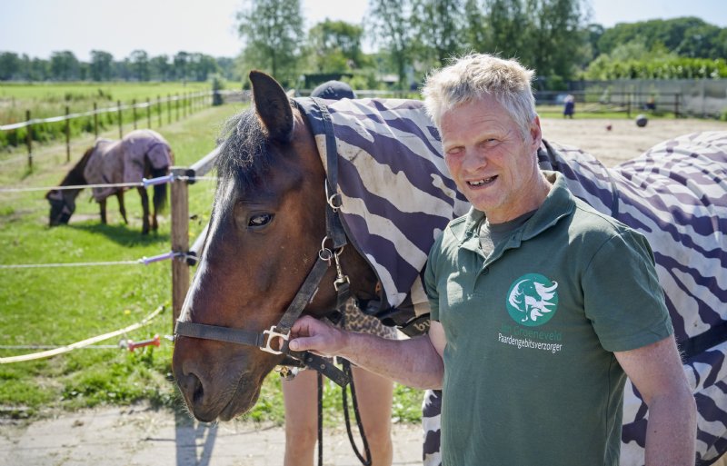 Jan Groeneveld is al 23 jaar gebitsverzorger bij paarden.
